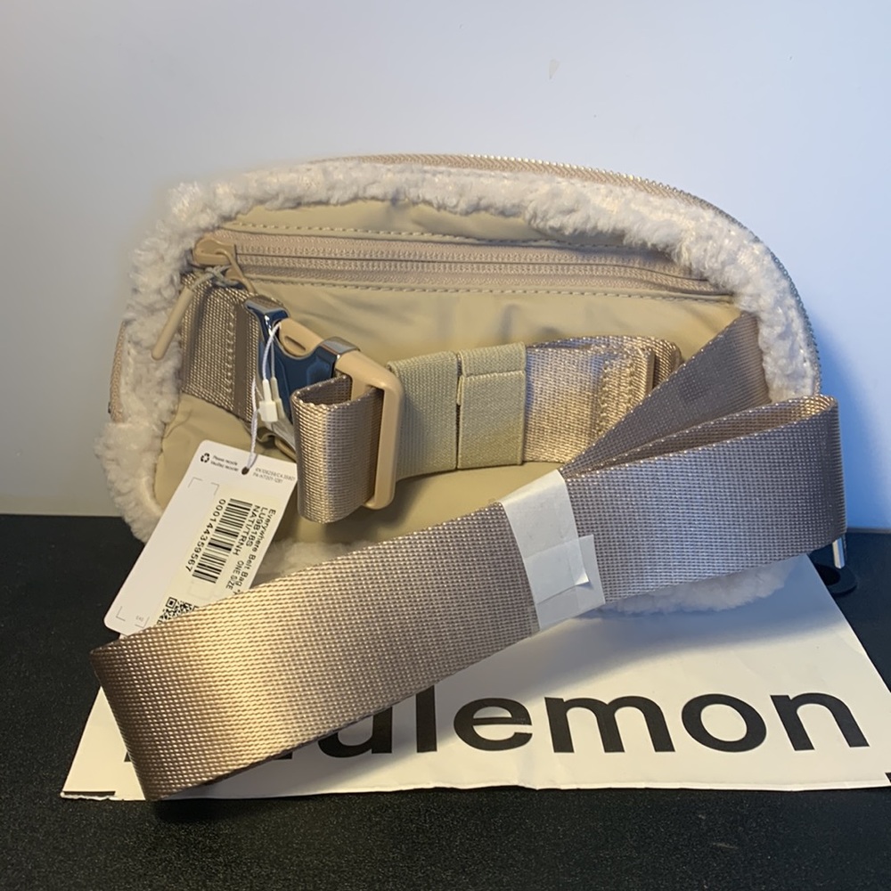 NWT LULULEMON FLEECE EVERYWHERE BELT BAG WHITE OPAL/TRENCH - Picture 4 of 5